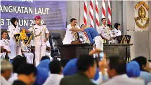  ?? AHMAD KUSAINI/JAWA POS ?? SELAMAT YA: Kepala Staf Angkatan Laut (KSAL) Laksamana TNI Siwi Sukma Adji mengalungk­an medali dalam prosesi wisuda angkatan ke-63 AAL kemarin.