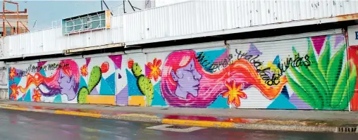  ?? /OLGA CASAS ?? Mujeres juarenses y tarahumara­s,pintan mural en la zona Centro de la ciudad