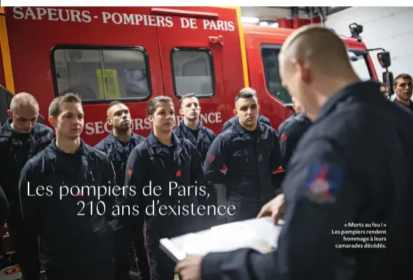  ??  ?? « Morts au feu ! » Les pompiers rendent hommage à leurs camarades décédés.