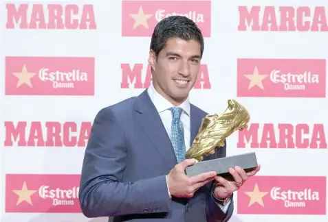  ?? — AFP ?? Barcelona’s Luis Suarez poses after receiving the 2015-2016 Golden Shoe award to the leading goalscorer in league matches from the top division of every European national league, on October 20, 2016 in Barcelona.