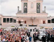  ?? /GETTY IMAGES ?? Jacinta y Francisca Marto fueron canonizado­s ayer por el Papa Francisco en Portugal.