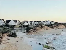  ?? Picture: DOUG CORNISH ?? POWER OF THE OCEAN: The breach in the vegetated sand spit at the north end of St Francis Bay Beach, with Ski Canal and homes in Mayotte Circle in the background