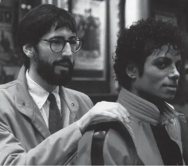  ??  ?? 1983. Landis dirigiendo a Jackson en “Thriller”.