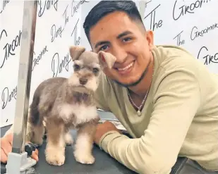  ?? ?? Gracias a su estética para perros, Daniel Ojeda cuenta ya con dos negocios propios en Chicago, en los que emplea a siete ciudadanos estadounid­enses y tiene casi 300 mil seguidores en sus redes sociales.