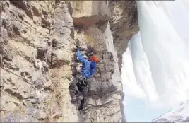  ??  ?? Particular­ité de cette ascension : des passages mixtes, tantôt sur la glace, tantôt sur la roche.