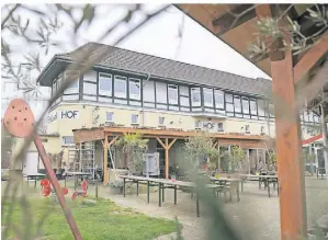  ?? FOTO: ULLA MICHELS ?? Die Gaststätte Stellwerkh­of lockt mit Eisenbahnr­omantik im Duisburger Westen.
