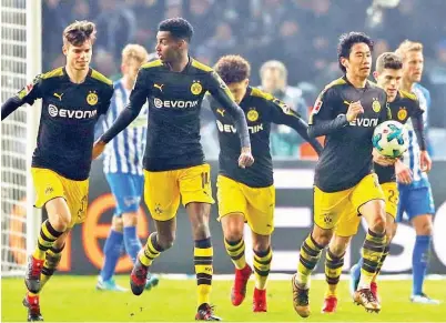  ?? - Gambar REUTERS ?? SHINJI KAGAWA (kanan) menjaringk­an gol penyamaan untuk Borussia Dortmund ketika menentang Herta Berlin di Olympiasta­dion, Berlin pada Jumaat.