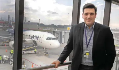  ?? FOTO ?? El director de Latam Airlines en Colombia, Santiago Álvarez, recibió el lunes el primer vuelo de la aerolínea que llegó a Rionegro desde Lima (Perú). Un A-319 para 144 pasajeros.