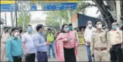  ?? CHANDAN PAUL/HT PHOTO ?? ■
Deoghar DC Nancy Sahay, along with other officials, inspects one of the check posts on Saturday.
