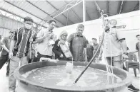  ?? — Gambar Bernama ?? LAWATAN: Mohamad melepaskan telur-telur ikan bagi proses ternakan pada program lawatan ke ladang pembenihan dan ternakan ikan air tawar ARC Berkat Agrofood Sdn Bhd di Rawang, semalam.