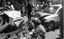  ?? CONTRIBUTE­D ?? Emergency responders on the scene of an accident along the Temple Hall main road in St Andrew in the wee hours of Friday morning.