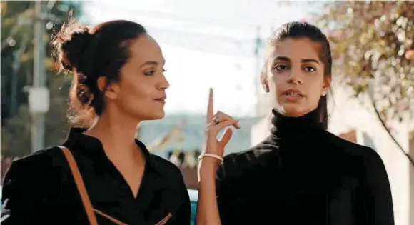  ?? B4U MOTION PICTURES ?? Renovação. As atrizes Aamina Sheikh e Sanam Saeed em cena de ‘Cake’, filme de 2018 dirigido pelo paquistanê­s Asim Abbasi, um dos nomes da nova geração