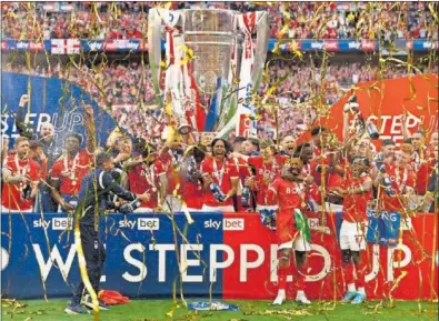  ?? ?? El Nottingham Forest celebra el ascenso en Wembley.