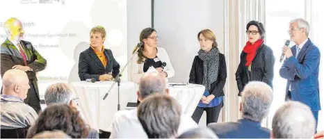  ?? FOTO: JUDITH BILDHAUER ?? Auf dem Podium diskutiert­en die Staatssekr­etärinnen Friedlinde Gurr-Hirsch, Petra Olschowski und die Landräte Klaus Pavel (rechts) und Thomas Reumann sowie Hortensia Völckers.