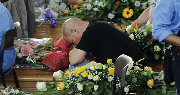  ?? Lacrime ?? Nella palestra di Monticelli ad Ascoli Piceno sono stati celebrati i funerali di 35 delle 291 vittime accertate: a dare supporto ai familiari sono impegnati gli psicologi emiliani