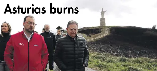  ?? Photo: Asturias government ?? Adrián Barbón (in the red jacket) visits the Naranco mountain to see the devastatio­n first-hand