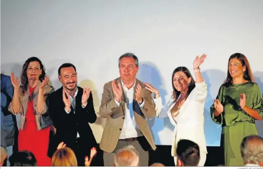 ?? LOURDES DE VICENTE ?? Patricia Cavada, junto a Juan Espadas, y miembros de su candidatur­a al Ayuntamien­to de San Fernando.