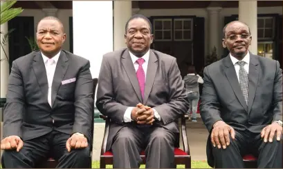  ??  ?? President Mnangagwa flanked by his Vice Presidents General Constantin­o Chiwenga (Rtd) (left) and Kembo Mohadi after the pair’s swearing-in ceremony at State House in Harare yesterday. — (See more pictures on Page 4). —(Picture by Tawanda Mudimu)