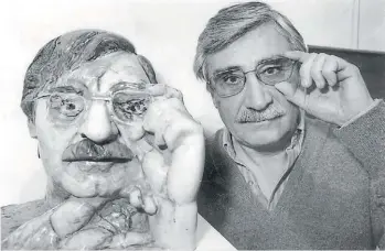  ??  ?? El artista posando con un autorretra­to realizado en 1978.