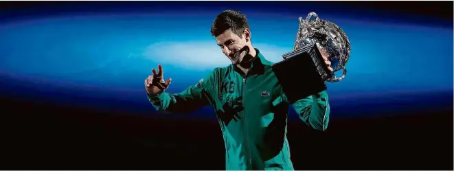  ?? Edgar Su/Reuters ?? Novak Djokovic com o troféu do Australian Open, conquistad­o no domingo (2), após derrotar o austríaco Dominic Thiem