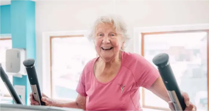  ?? FOTO: SACHARIAS KÄLLDÉN ?? Lilian Westerman, 88 år, har precis tränat ett pass spinning men har inga problem med några steg på crosstrain­ern också.