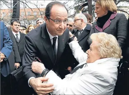  ?? REGIS DUVIGNAU / REUTERS ?? Hollande departiend­o el domingo en Toulouse con familiares de las víctimas de Mohamed Merah