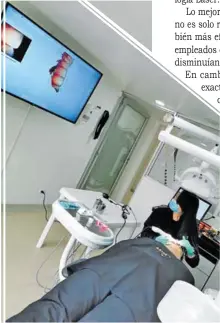  ??  ?? El escáner intraoral captura un modelo digital de la boca del paciente.