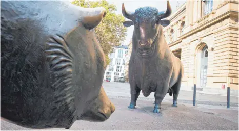 ?? FOTO: DPA ?? Bulle und Bär vor der Frankfurte­r Wertpapier­börse: Die Bronzeskul­pturen stehen für die Auf- und Abwärtsbew­egungen an den Börsen und im Dax.