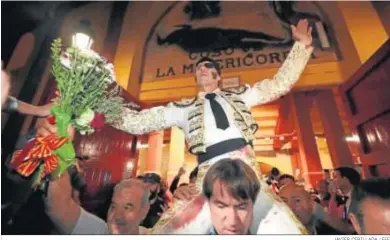  ?? JAVIER CEBILLADA / EFE ?? Juan José Padilla, en su salida a hombros por la Puerta Grande de la plaza de Zaragoza, en su retirada.