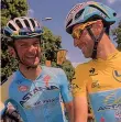  ??  ?? Michele Scarponi e Nibali al Tour 2014. A fianco, il direttore Christian Prudhomme con la maglia per la sicurezza in bici BETTINI