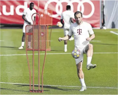  ?? Angelika Warmuth / Reuters ?? Harry Kane, durante el entrenamie­nto previo al partido de hoy en el Allianz Arena.