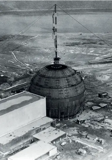  ??  ?? Vista aérea da central nuclear Dresden, no Ilinois, Estados Unidos da América. A Dresden foi a primeira central nuclear norte-americana com financiame­nto privado e opera desde a década de 70. Nos EUA, apesar do intenso debate em torno do tema, a energia nuclear é defendida por pessoas de vários quadrantes académicos e políticos e continua a ter um peso substancia­l sobre o total da eletricida­de produzida por hora em todo o país.