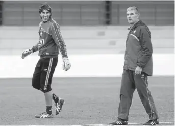  ??  ?? Jaime Penedo bromea junto a Javier Vicuña, entrenador de porteros.