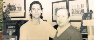  ??  ?? Gabino Hidalgo Pellón con su hijo Carlos Hidalgo Hernández, nieto y biznieto del fundador del Ultramarin­o Las Nieves.