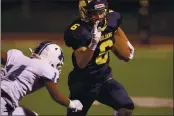  ?? ANDA CHU — BAY AREA NEWS GROUP ?? Milpitas’ Isaiah Dwelle (6) runs the ball in the first quarter of a CIF Division 5-A state championsh­ip high school football game in 2019.