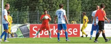  ?? Foto: Karl Aumiller ?? Diesen Ball hielt Holzheims Keeper Florian Hofmeister sicher. Im Hinspiel beim FC Lauingen musste er nur einmal hinter sich greifen, was aber die 0:1-Niederlage bedeutete.