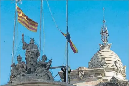  ?? XAVIER GÓMEZ ?? Las tres banderas. Las banderas de Europa y España no ondearon bien ayer por la mañana en el Palacio de Justicia