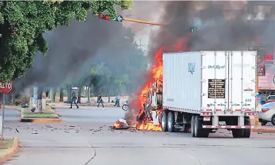  ?? FOTO: AGENCIA AFP ?? Las protestas se tornaron violentas en la ciudad de Culiacán, Sinaloa. Hombres armados fuertement­e en camiones cuatro por cuatro libraron una intensa batalla contra las fuerzas de seguridad mexicanas.