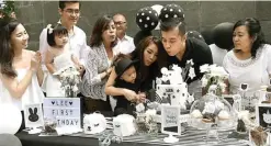  ?? ALVIN LIEM FOR JAWA POS ?? BLACK AND WHITE: Lee Reynand Pontoh meniup lilin sambil dirangkul sang mama, Eveline Widjaja, dan papa, Gregorius Pontoh (dua dari kanan).