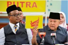  ??  ?? Charting a new course: Ibrahim (right) introducin­g the new Putra party to the media at a press conference in Kuala Lumpur.