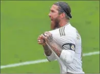 ??  ?? Ramos se señala el escudo tras marcar un gol.