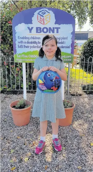  ??  ?? Little Cerys Lily loved her Finding Dory lunchbox – and her dad, Robert Davies, was overwhelme­d too
