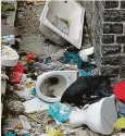  ?? Foto: M. Adamec, I. Lhotská, MAFRA ?? 2003 a 2018 Odpadky pod okny.