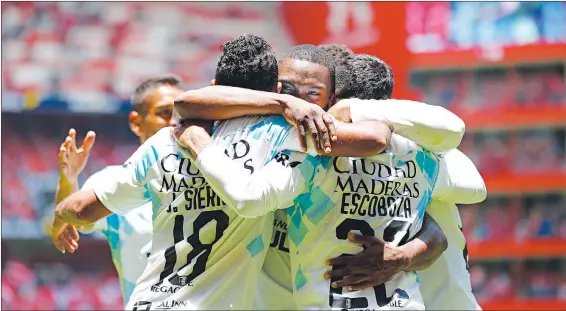  ?? Foto JamMedia ?? ▲ Jesús Escoboza festeja con sus compañeros de los Gallos tras hacer el segundo gol del encuentro.