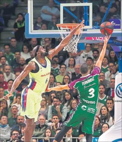  ??  ?? Bandeja de Jaime Fernández ante Singleton. El Unicaja supo explotar sus ventajas y dominó al Barça muchos minutos FOTO: EFE