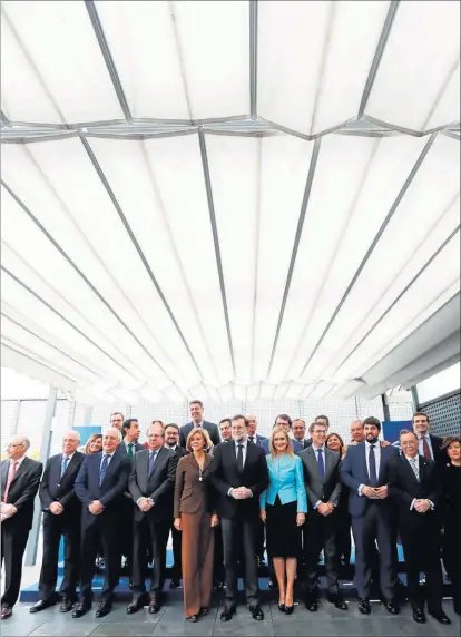  ?? J. BARBANCHO ?? Mariano Rajoy posa para la foto de familia antes de la reunión que mantuvo, ayer, con los presidente­s regionales.