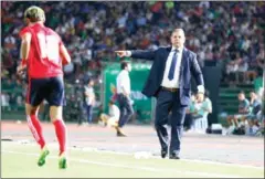  ?? SRENG MENG SRUN ?? Cambodia head coach Leonardo Vitorino gives instructio­ns during the 2-0 friendly defeat to Indonesia on June 8.