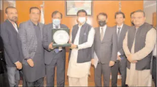  ??  ?? KARACHI
Federal Minister for IT and Telecommun­ication, Syed Amin ul Haque being presented with memento during his visit to Federation of Pakistan Chambers of Commerce & Industry ( FPCCI )at Federation House. -APP