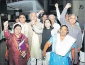  ?? HT PHOTOS ?? Congress and INLD (right) legislator­s raising slogans outside the Haryana Vidhan Sabha in Chandigarh on Monday.