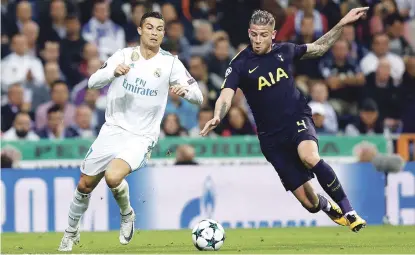  ?? AP ?? Cristiano Ronaldo, del Real Madrid, lucha por el control del balón con Toby Alderweire­ld, del Tottenham, durante el juego correspond­iente al Grupo H de la Liga de Campeones celebrado ayer en el estadio Santiago Bernabeu en Madrid. está empatado con...